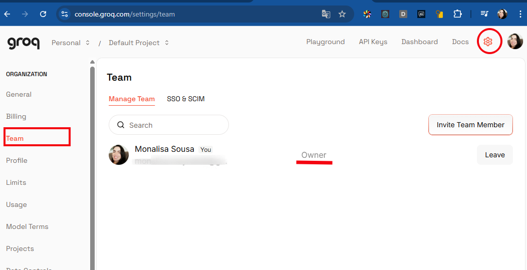 Captura de tela das configurações de equipe na Groq Cloud. À esquerda, a aba "Team" está selecionada em vermelho. No centro, aparece o nome da usuária Monalisa Sousa com o cargo "Owner" sublinhado em vermelho, indicando permissão total de proprietário.