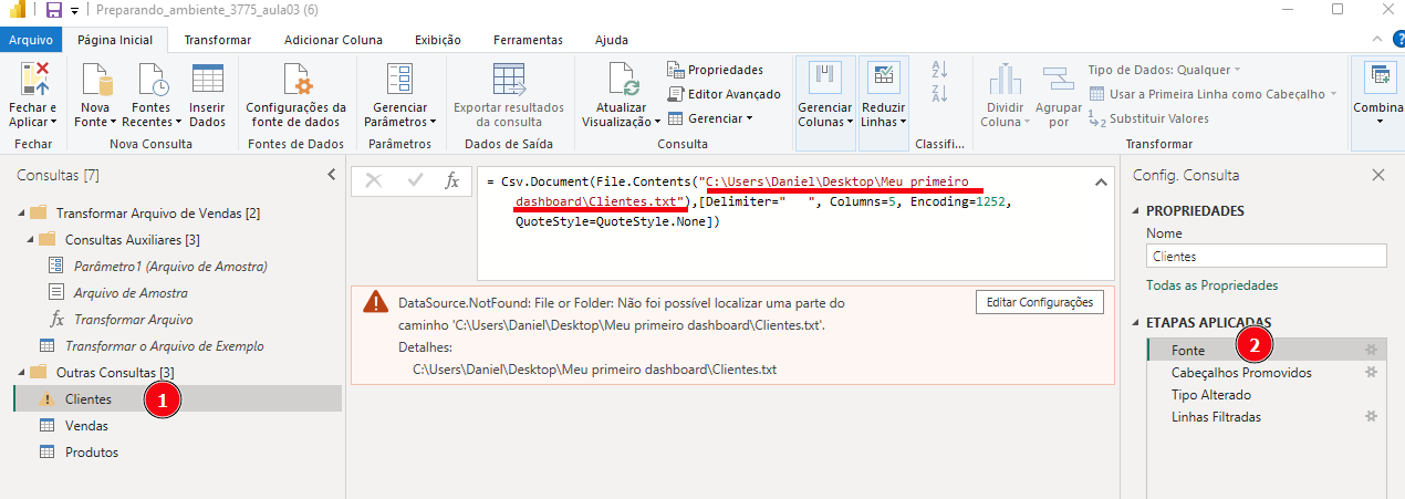 Tela do **Editor de Consultas do Power BI** exibindo um erro de fonte de dados não encontrada. À esquerda, o painel de consultas mostra a tabela **“Clientes”** destacada (marcada com o número 1). No centro, há uma mensagem de erro informando que o arquivo `Clientes.txt` não foi localizado no caminho especificado. À direita, no painel **“Etapas Aplicadas”**, a etapa **“Fonte”** está selecionada (marcada com o número 2), indicando onde o problema ocorreu. 