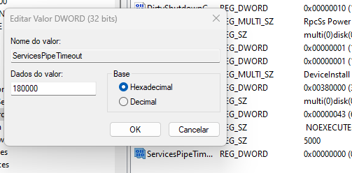 Captura de tela do Editor do Registro do Windows exibindo a janela de edição de um valor DWORD (32 bits). O campo "Nome do valor" está preenchido com "ServicesPipeTimeout". Abaixo, o campo "Dados do valor" contém o número "180000". Na seção "Base", a opção "Hexadecimal" está selecionada. No canto inferior direito da janela, há dois botões: "OK" e "Cancelar". Ao fundo, o Editor do Registro está visível, mostrando o valor "ServicesPipeTimeout" na lista de entradas.