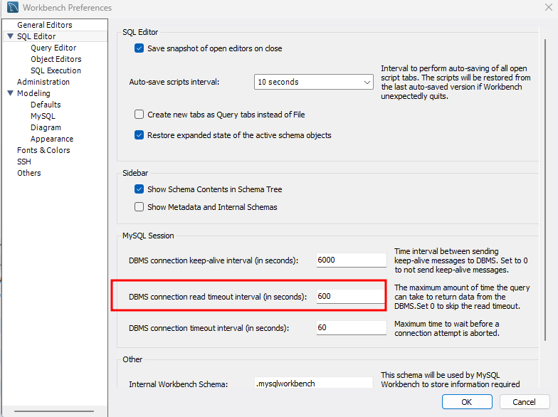 A imagem mostra a janela de preferências do MySQL Workbench. No painel esquerdo, as opções incluem "SQL Editor," "Modeling," e "Others." No painel principal, há configurações de editor de SQL, barra lateral e sessão MySQL, destacando a opção "DBMS connection read timeout interval (in seconds): 600" em um retângulo vermelho.