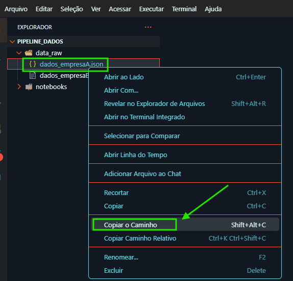 Captura de tela do VS Code: no painel Explorador, o arquivo **dados_empresaA.json** (em `PIPELINE_DADOS/data_raw`) está selecionado e o menu de contexto está aberto, com a opção **“Copiar o Caminho (Shift+Alt+C)”** destacada por seta e caixa verdes. 