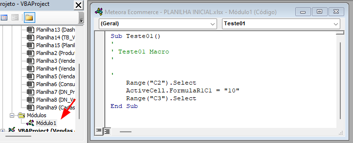 A imagem exibe o Editor do VBA (Visual Basic for Applications) no Microsoft Excel, mostrando um projeto chamado "Meteora Ecommerce - PLANILHA INICIAL.xlsx". No lado esquerdo, há a estrutura do projeto VBA com diversas planilhas listadas e uma pasta chamada "Módulos", contendo o "Módulo1", que está selecionado. No lado direito, a área de edição de código exibe a macro chamada "Teste01". O código da macro realiza as seguintes ações: seleciona a célula "C2", insere o valor "10" na célula ativa usando ActiveCell.FormulaR1C1 e em seguida seleciona a célula "C3". A macro contém um comentário em verde com o nome "Teste01 Macro" e o código está estruturado dentro da Sub Teste01() e finalizado com End Sub..