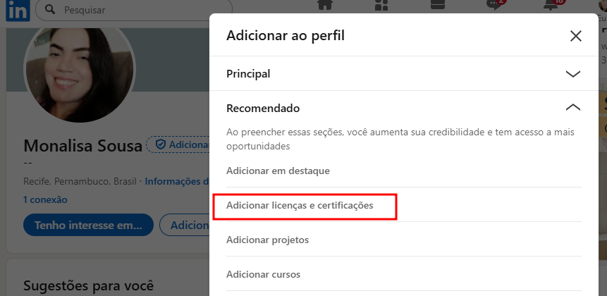 ICaptura de tela do perfil do LinkedIn de Monalisa Sousa. No lado direito, está aberto o painel “Adicionar ao perfil”, com a seção “Recomendado” expandida. A opção “Adicionar licenças e certificações” aparece destacada com uma caixa vermelha, indicando onde clicar para inserir um novo certificado manualmente.