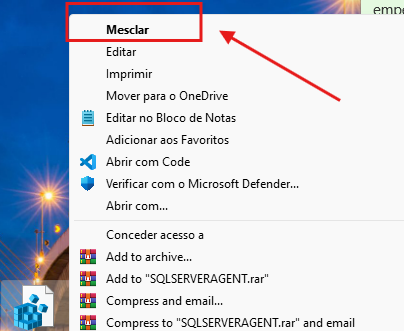 Imagem de um menu de contexto do Windows aberto sobre um arquivo de registro (.reg). A opção 'Mesclar' está destacada com um retângulo vermelho e uma seta apontando para ela. 