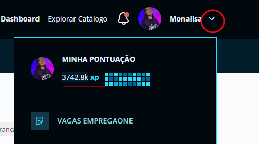 Interface da plataforma Alura mostrando o menu do perfil aberto. No canto superior direito aparece o nome “Monalisa” ao lado do avatar e de uma seta indicando o menu suspenso. No menu expandido, há a seção “Minha Pontuação”, exibindo 3742.8k xp acompanhada de uma barra visual de progresso formada por pequenos blocos azuis. Abaixo, aparece a opção “Vagas EmpregaOne”. A seta ao lado do nome do perfil está destacada em vermelho.