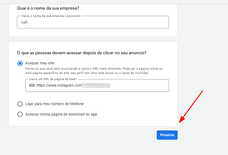 Tela do Google Ads com os campos "Nome da sua empresa" preenchido com "Luri" e "Insira um URL de página da Web" preenchido com um link do Instagram. A opção "Acessar meu site" está selecionada, e há uma seta vermelha apontando para o botão azul "Próxima" no canto inferior direito.