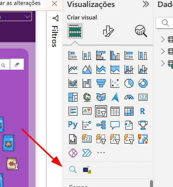 A captura de tela mostra o painel de visualizações do Power BI aberto no lado direito da tela. Há diversas visualizações. Há uma linha tracejada com dois visuais abaixo dela. Uma seta vermelha aponta para um pequeno ícone de lupa azul localizado na parte inferior esquerda desse painel