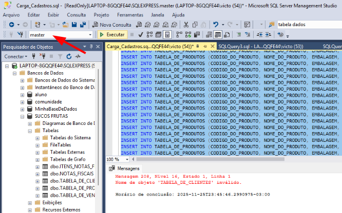 aptura de tela do Microsoft SQL Server Management Studio. No topo, a aba da query ativa está com o nome “Carga_Cadastros.sql”. O banco selecionado é master e há um código SQL visível contendo vários comandos INSERT INTO TABELA_DE_PRODUTOS. No painel inferior, aparece uma mensagem de erro em vermelho dizendo: “Mensagem 208, Nível 16, Estado 1, Linha 1 – Nome do objeto ‘TABELA_DE_CLIENTES’ inválido”. À esquerda, o Pesquisador de Objetos mostra a estrutura do SQL Server, incluindo bancos como “comunidade”, “SUCO FRUTAS” e “Notas_Fiscais”. Uma seta vermelha destaca o banco selecionado, indicando que a query está sendo executada no banco errado.