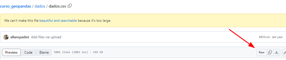 Print de uma página do GitHub, mostrando um arquivo CSV chamado "dados.csv" que não pode ser visualizado diretamente devido ao seu tamanho. Há uma mensagem amarela dizendo "We can't make this file beautiful and searchable because it's too large." Abaixo da mensagem, há informações sobre o arquivo, incluindo o nome do usuário que fez o upload, a quantidade de linhas (5001) e o tamanho do arquivo (546 KB). Uma seta vermelha aponta para o botão "Raw" no canto inferior direito, que permite visualizar o conteúdo bruto do arquivo.