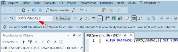 Captura de tela do SQL Server Management Studio mostrando, no topo, a caixa de seleção de banco de dados configurada como “SUCO_VENDAS_2”. Uma seta vermelha aponta diretamente para essa caixa, indicando que a consulta está sendo executada dentro do próprio banco que a pessoa deseja alterar ou excluir.
