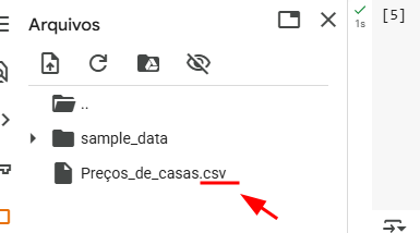 Interface do Google Colab exibindo o painel lateral de arquivos. Um arquivo chamado "Preços_de_casas.csv" está listado abaixo da pasta "sample_data". Uma seta vermelha aponta diretamente para o nome do arquivo "Preços_de_casas.csv", indicando que ele foi enviado ou está disponível para uso no notebook.