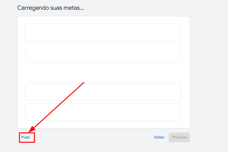 Tela do Google Ads com a mensagem "Carregando suas metas..." e vários campos vazios. No canto inferior esquerdo, há um botão azul com o texto "Pular", destacado por um retângulo vermelho e uma seta apontando para ele.