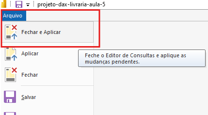 A imagem exibe a interface do Power Query na seção "Arquivo" do Editor de Consultas. Está destacado em retângulo vermelho a opção "Fechar e Aplicar". Além disso, um balão de informação explica que essa ação salvará e aplicará as alterações realizadas nas consultas.