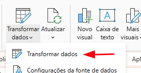 Menu do Power BI Desktop com a opção **"Transformar dados"** destacada por uma seta vermelha, indicando o caminho para acessar a transformação de dados no painel superior da ferramenta.