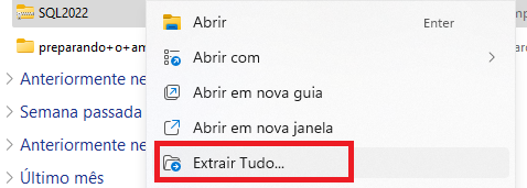 Captura de tela do Explorador de arquivos. O arquivo SQL2022 está selecionado. A opção 'Extrair tudo' está destacada em vermelho.