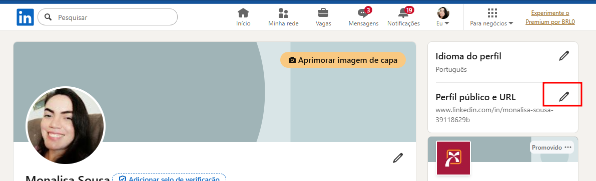 A captura de tela mostra a página de edição de perfil no LinkedIn. À esquerda, aparece a foto de perfil de uma mulher sorrindo, sobre um banner cinza claro. À direita, há um painel com opções de configuração do perfil. Uma das caixas exibidas está nomeada como “Perfil público e URL”, mostrando o link atual do perfil logo abaixo. Ao lado direito dessa caixa, um ícone de lápis está destacado por um retângulo vermelho, indicando o botão para editar a URL pública do perfil.