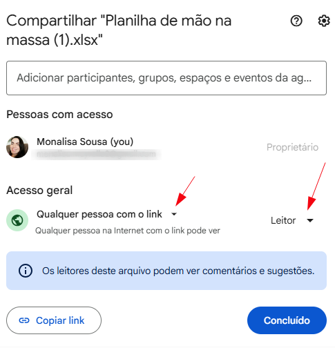 Janela de compartilhamento do Google Planilhas exibindo as configurações de acesso de uma planilha. Na seção “Acesso geral”, as setas vermelhas destacam as opções “Qualquer pessoa com o link” e “Leitor”, indicando a configuração correta para permitir que qualquer pessoa visualize o arquivo sem editar. Na parte inferior aparecem os botões “Copiar link” e “Concluído”.