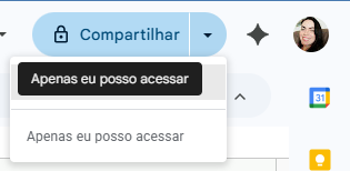 IMenu de compartilhamento do Google Planilhas, ao lado da foto de perfil. O botão “Compartilhar” destacado em azul e o menu suspenso mostra a opção “Apenas eu posso acessar”, indicando que o arquivo está restrito e não pode ser visualizado por outras pessoas.