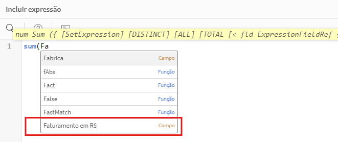 A imagem mostra a interface de criação de expressões no Qlik. Na área de edição, uma função sum está sendo utilizada, e o usuário está selecionando o campo 'Faturamento em R$', que está destacado na lista de sugestões. A lista também contém outros campos e funções, como 'Fabrica', 'fAbs', 'Fact', 'False', e 'FastMatch'. O campo 'Faturamento em R$' está destacado em vermelho na parte inferior da lista.