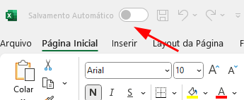 Captura de tela do Microsoft Excel mostrando a barra superior da interface. No canto superior esquerdo, há o botão “Salvamento Automático” desativado, indicado por um interruptor cinza. Uma seta vermelha aponta diretamente para esse botão, destacando-o.