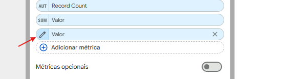 Captura de tela do Looker Studio mostrando a área de métricas de um gráfico. Há três métricas listadas: Record Count, Valor e uma segunda Valor. Um ícone de lápis aparece ao lado da segunda Valor, destacado por uma seta vermelha, indicando onde clicar para editar essa métrica