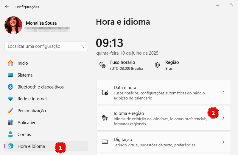Tela de configurações do Windows 11, na seção “Hora e idioma”. O item “Idioma e região” está destacado com o número 2, e o menu lateral esquerdo mostra o item “Hora e idioma” selecionado com o número 1. A imagem mostra também o horário e data atuais, fuso horário e região configurados.