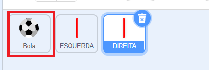 Print do Scratch. Há três quadrados, um tem uma figura de uma bola, e os outros com dois traços vermelhos, referentes a raquetes. O ator Bola está destacado com a cor vermelha.