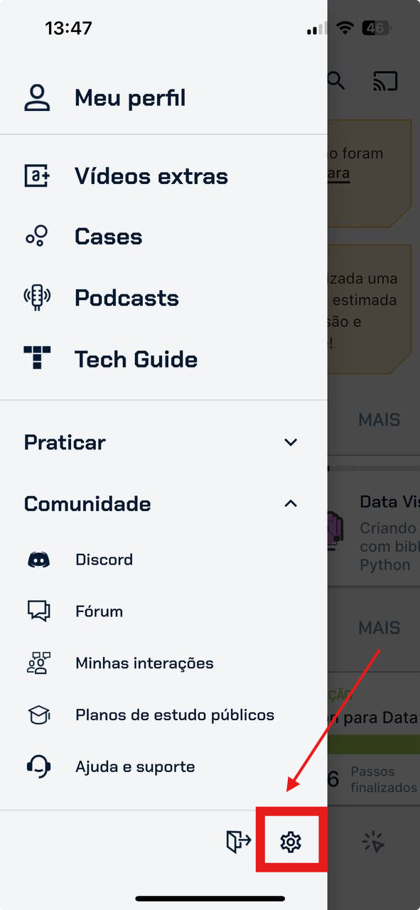 Menu lateral do aplicativo da Alura aberto em um celular. No canto inferior direito do menu, há um ícone de engrenagem destacado com um quadrado vermelho e uma seta indicando sua posição. Esse ícone leva à tela de configurações do aplicativo.