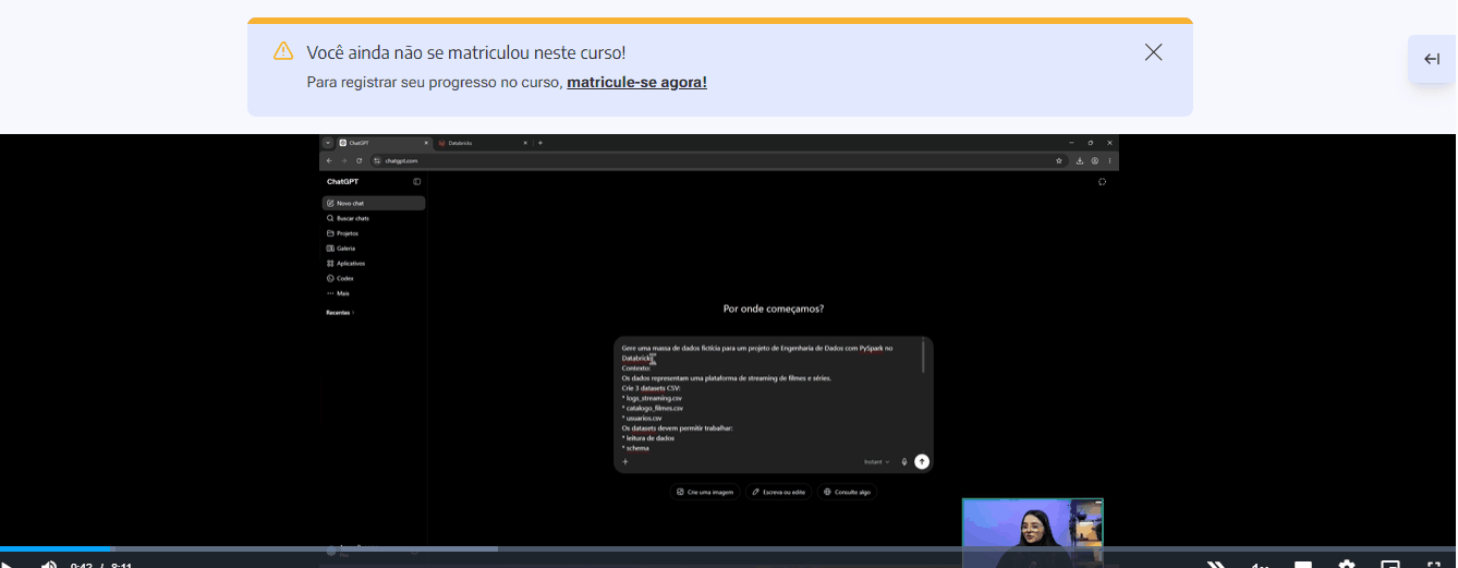 Mouse clica na seta que aponta para a esquerda e uma seção lateral direita se abre. Na aba transcrição a transcrição do vídeo
