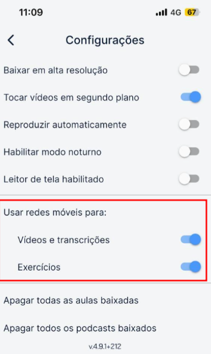 Tela de configurações do aplicativo da Alura em um celular. A seção destacada em vermelho mostra as opções de permissão para uso de rede móvel. Ambas as opções — "Vídeos e transcrições" e "Exercícios" — estão ativadas, indicadas pelos botões deslizantes azuis.