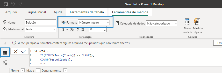 Início da transcrição. Imagem de uma parte da página de exibição de dados do power bi. Um retângulo azul evidencia o ícone para selecionar a página exibição de dados, e outro retângulo azul evidencia, no menu superior ferramentas de medida, o formato como número inteiro. Fim da transcrição.