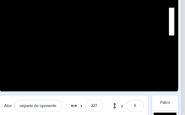 Captura de tela do Scratch. Tela com um plano de fundo preto com um retângulo branco em seu extremo superior direito. Abaixo dessa tela algumas informações escritas uma ao lado da outra: Ator: raquete do oponente, x: 227, y:9, Palco. 