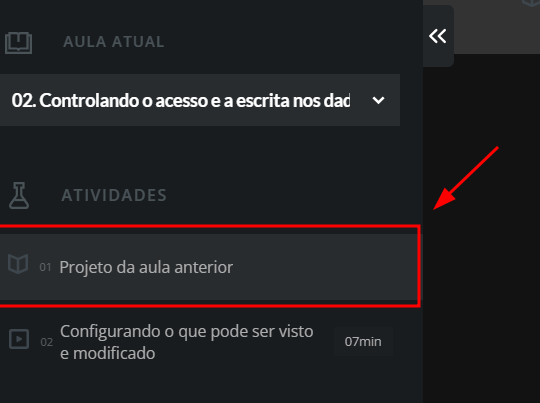 Captura de tela da plataforma Alura, mostrando a aula atual "Controlando o acesso e a escrita nos dados da aplicação" e a atividade "Projeto da aula anterior". Uma seta vermelha indica a barra lateral direita da plataforma, apontando para "Projeto da aula anterior"