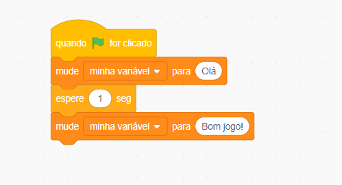 Captura de tela do Scratch, com um fundo de tela branco e ao centro um bloco de códigos coloridos, com os seguintes comandos, seguindo a ordem de cima para baixo: quando bandeira verde for clicada, mude minha variável para Olá!, espere 1 segundo, mude minha variável para Bom jogo!