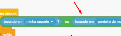 Print da tela do jogo Scratch mostrando uma seta vermelha apontando para o bloco azul escrito tocando em ponteiro do mouse, encaixado à direita do bloco verde escrito ou.