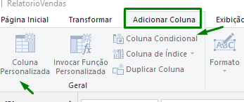 Captura de tela mostrando o menu do power query, com a guia adicionar coluna destacada e as subopções coluna personalizada e coluna adicionar destacadas por uma seta verde.