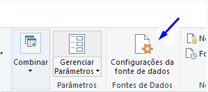 Captura de tela mostrando a aba de Configuração de fonte de dados, destacada por uma seta azul.