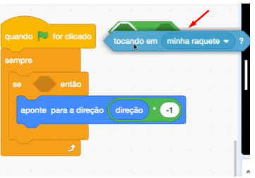 Print da tela do jogo Scratch mostrando uma seta vermelha apontando para o bloco azul escrito tocando em minha raquete, encaixando -o  à esquerda do bloco verde escrito ou.