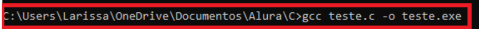 Captura de tela mostrando o caminho do diretório do aluno, no qual ele precisa estar para executar a compilaçao. O caminho é: C:\Users\Larissa\OneDrive\Documentos\Alura\C>gcc teste.c -o teste,exce