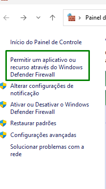 Captura de tela mostrando a janela de windows defender firewall, com enfase no menu lateral esquerdo contendo várias opções para interatividade. A opção Permitir um aplicativo ou recurso através do Windows Defender Firewall está destacada por um quadrado verde.