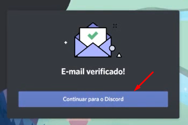 Recorte de imagem da mensagem enviada pelo Discord, um quadrado com o fundo cinza escuro, um desenho de carta e com a mensagem abaixo escrito “E-mail verificado!”, abaixo da mensagem possui um botão retangular escrito “Continuar para o Discord” na cor azul, destacado por uma seta vermelha.