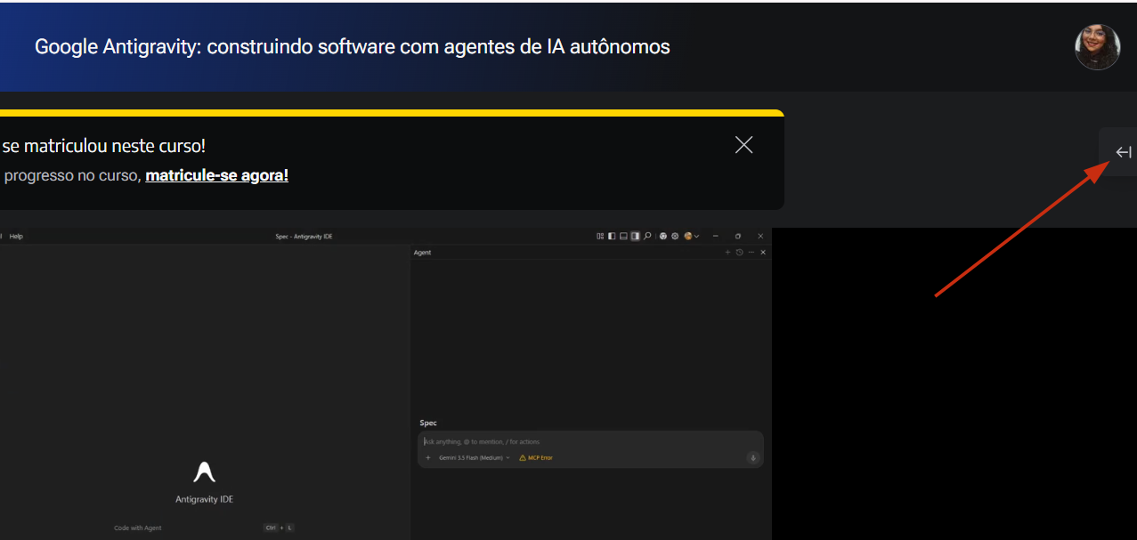Na área principal, a interface está dividida em duas colunas: à esquerda, uma janela do software "Antigravity IDE" em fundo escuro com o logotipo centralizado; à direita, um painel preto onde uma seta vermelha aponta para um pequeno ícone de seta dupla para a esquerda (expandir/recolher painel) localizado no canto superior direito.