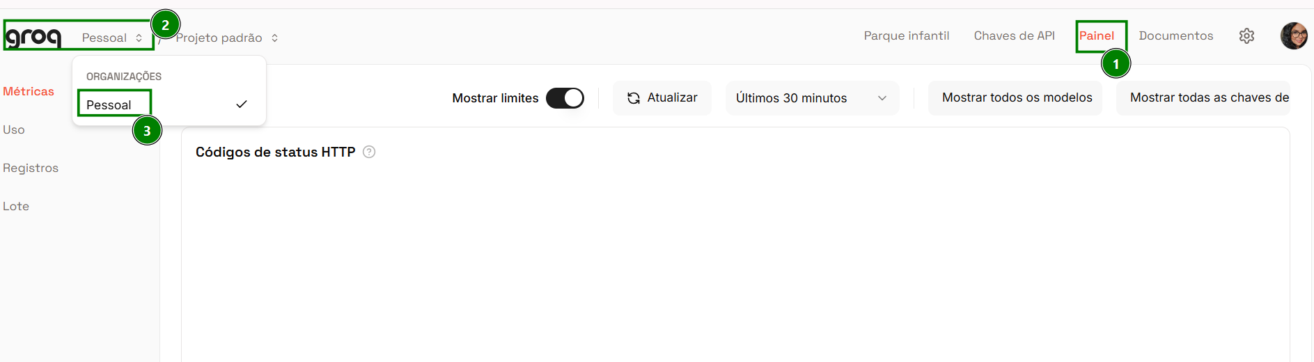 A imagem mostra a interface do Groq. No topo, a aba “Painel” está destacada (marcada com ①). No menu superior esquerdo, o dropdown “Pessoal” está selecionado (marcado com ②). Na barra lateral, em “Organizações”, a opção “Pessoal” também está destacada (marcada com ③).