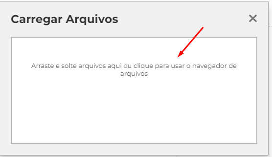 Recorte da imagem do carregamento de arquivos do p5.js. Uma janela escrito Carregar aquivos e abaixo da frase um quadrado branco escrito: Arraste e solte arquivos aqui ou clique aqui para usar o navegador de arquivos, destacado por uma seta vermelha.