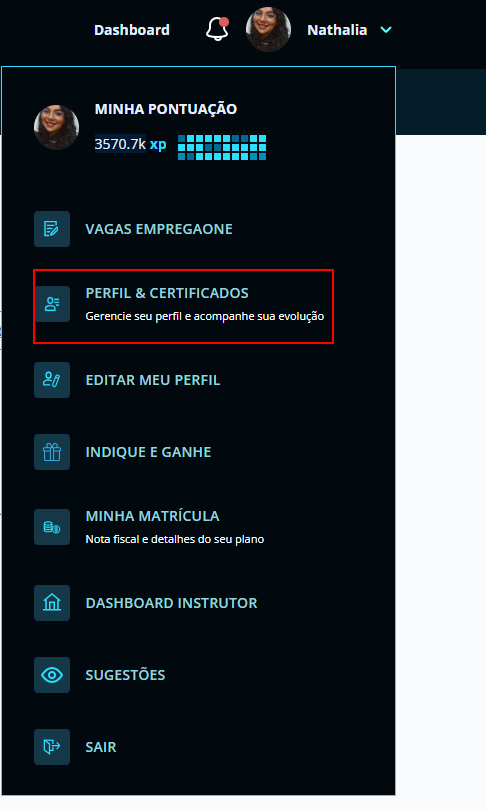 A imagem é do perfil de uma usuária na plataforma da alura que ao clicar em sua foto de perfil no canto superior direito apareceu um menu suspenso com várias opções. A opção perfil e certificados está destacada por um retângulo vermelho. Essa funcionalidade acessa todos os cursos, imersões, formações e etc que a usuária fez ou está em andamento.