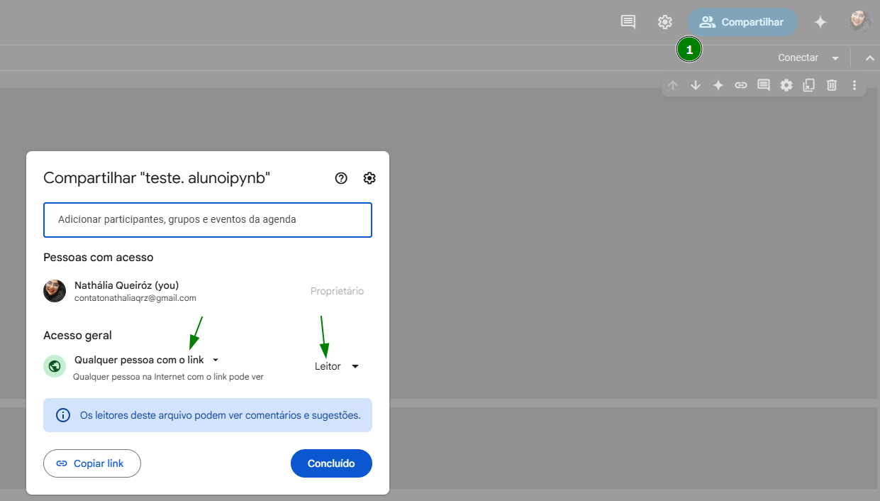 Alt text: Uma captura de tela do Google Colab mostrando uma janela de compartilhamento de arquivo chamada "teste_alunoipynb". A janela inclui opções para adicionar participantes, grupos e eventos da agenda, uma lista de pessoas com acesso (Nathalia Queiróz como proprietária), e configurações de acesso geral definidas como "Qualquer pessoa com o link" com permissão de "Leitor". Há botões para copiar o link e concluir.