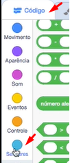 Print da tela do jogo Scratch mostrando uma seta vermelha apontando para a seleção da aba códigos e em seguida sensores.