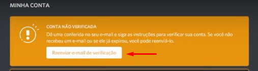 Recorte de imagem do Discord, com o fundo cinza escuro, escrito no topo “Minhas conta”, e abaixo um retângulo amarelo indicando ao usuário que ele precisa verificar a conta. No final da mensagem possui um botão escrito “Reenviar e-mail de verificação” destacada por uma seta vermelha.