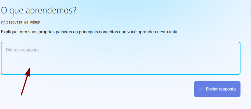 A imagem mostra uma tela de atividade com o título “O que aprendemos?”. Abaixo há um link “DISCUTIR NO FÓRUM” e a instrução: “Explique com suas próprias palavras os principais conceitos que você aprendeu nesta aula.” Um grande campo de texto com a frase “Digite a resposta” está destacado por uma seta vermelha apontando para ele. No canto inferior direito, há um botão azul “Enviar resposta”.