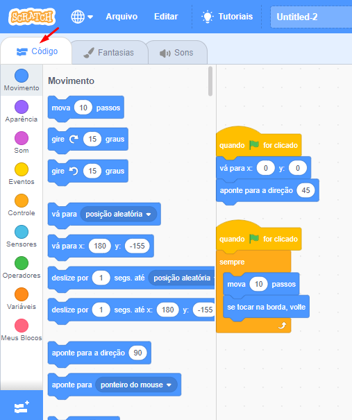 Recorte da tela do Scratch, mostrando a aba de opções selecionada e destacada por uma seta vermelha, abaixo temos uma coluna de opções de códigos, ao lado uma coluna de comandos, e ao lado da coluna de comandos, a tela com dois códigos. Código 1 está escrito: quando bandeira for clicado, vá para x: 0 y: 0, aponte para a direção 45. Código 2, quando a bandeira for clicado, sempre mova 10 passos, se tocar na borda, volte, volte.  